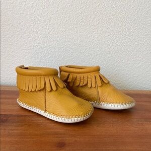 Minnetonka leather fringe baby moccasin golden yellow unisex toddler size 4